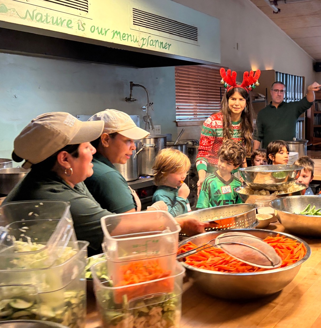 Dr. Laura teaching children about healthy eating in the Casa de Luz kitchen